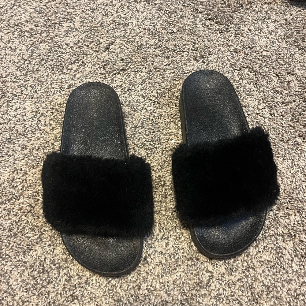 black fluffy slides